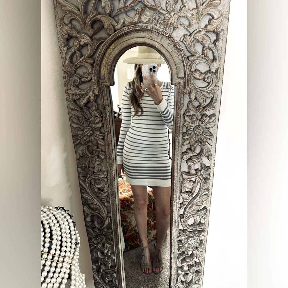 ◽️DRESS◽️LONG SLEEVED◽️COLOR:WHITE AND GRAY STRIPS◽️SIZE:SMALL◽️